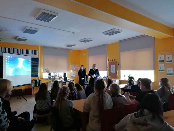 Policija skolā